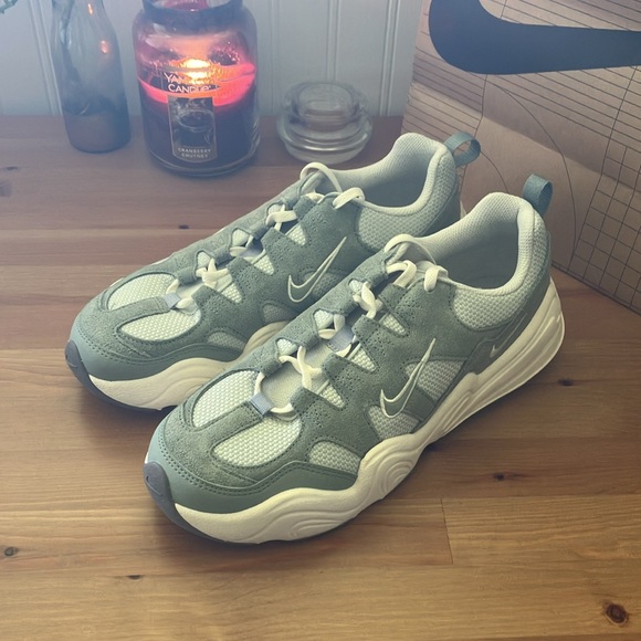 Nike Tech Hera Light Silver/Sail/Flat Pewter/Mica Green Size 10 New Without Box - Picture 5 of 6